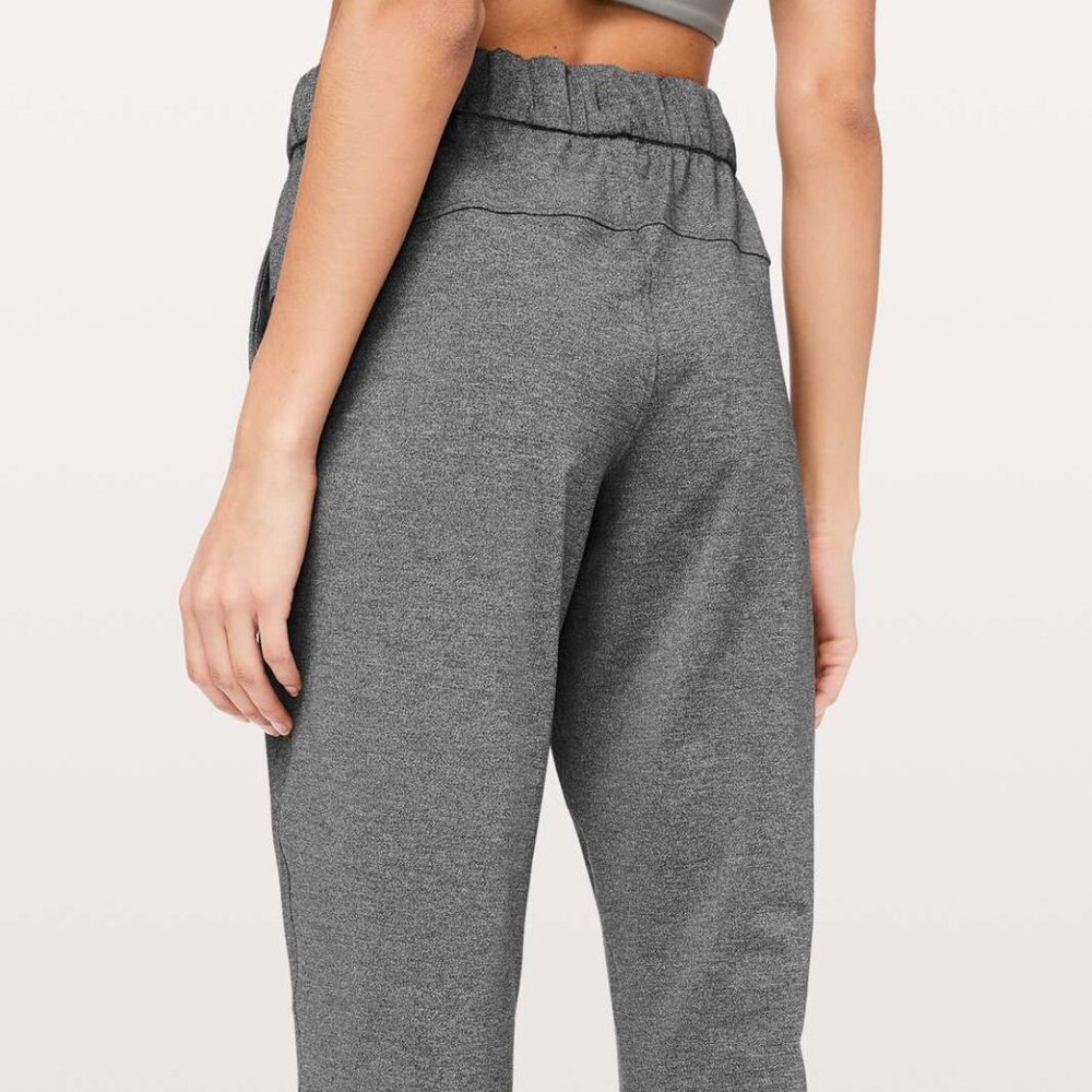 LULULEMON On The Fly 7/8 Pant – Size 6 - VEUC - Charcoal Grey